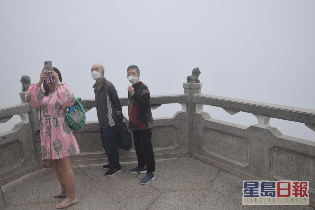 太平山顶游人观赏大雾。