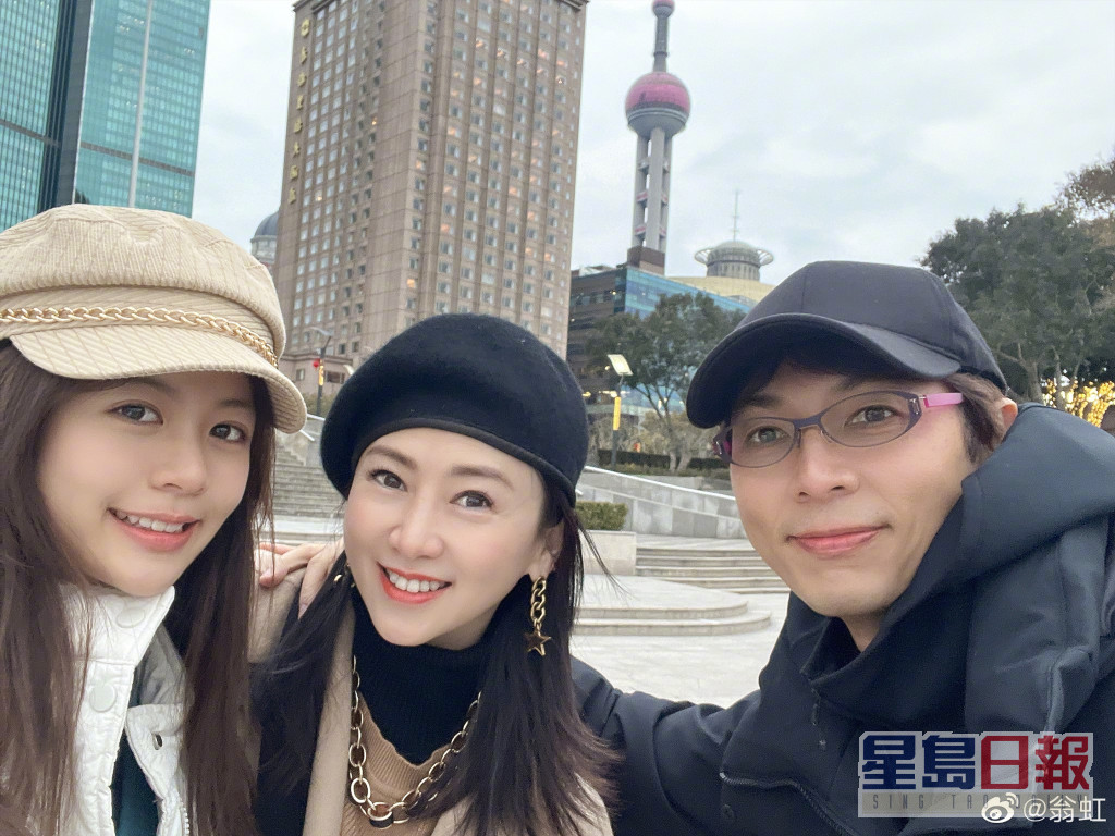 翁虹一家之前到上海。