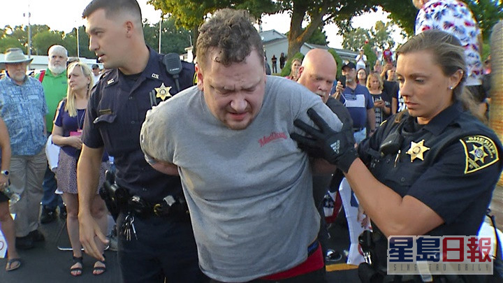 凶徒及时被制服拘捕。AP资料图片