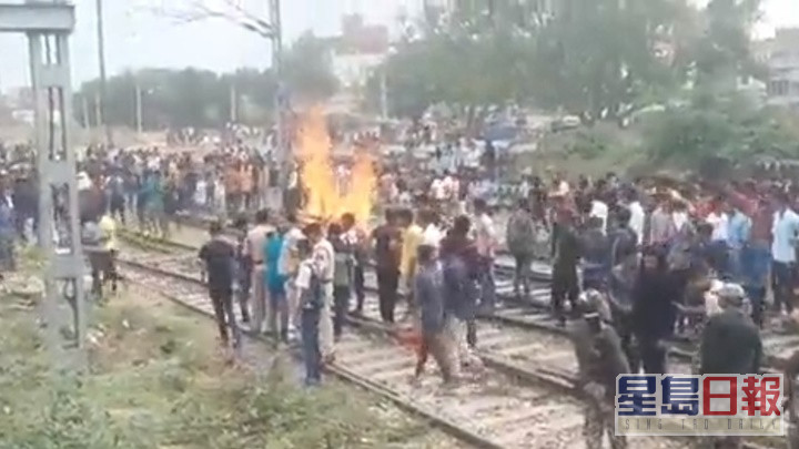 有示威者在火車軌上焚燒雜物。網上圖片