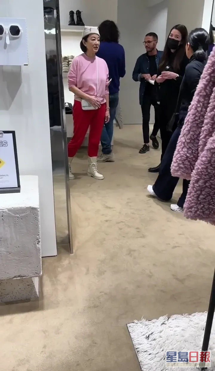 林青霞身穿粉紅色針織衫，下身配紅色運動褲，有網民指這身打扮十足大媽裝，但穿在林青霞仍然非常顯氣質和時尚。