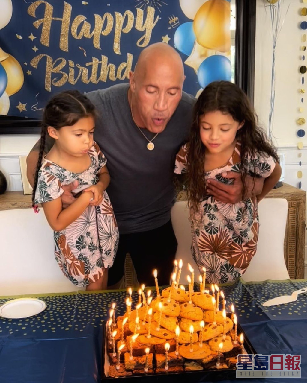 Jasmine和Tiana同爸爸庆祝生日。
