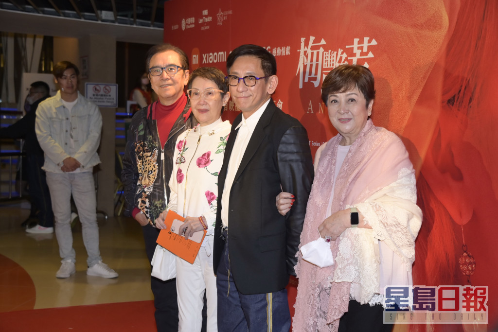 甄珍（左一）去年底与姜大卫夫妇出席《梅艳芳》首映，当时显得相当精灵。