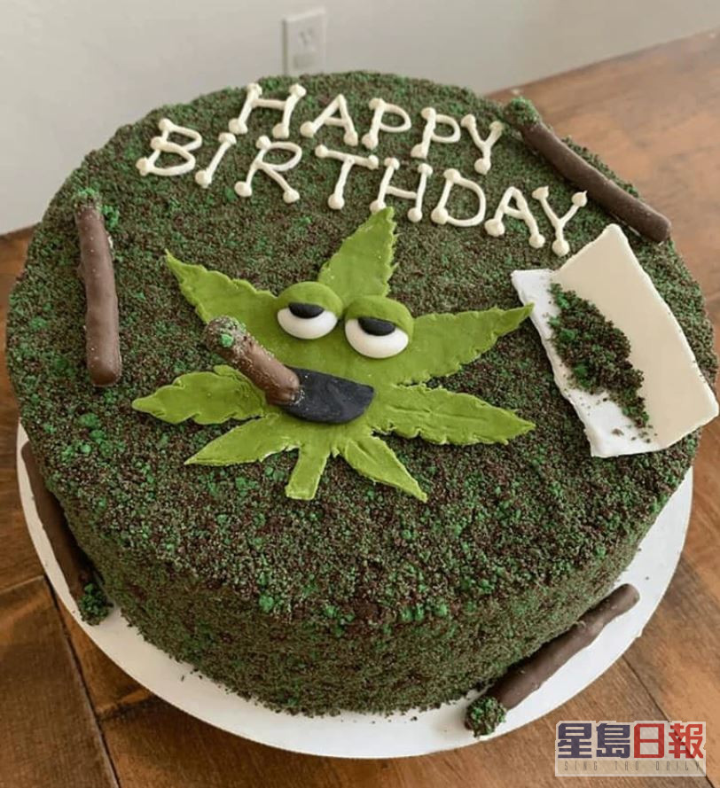 谢和弦连生日蛋糕都整成大麻造型。