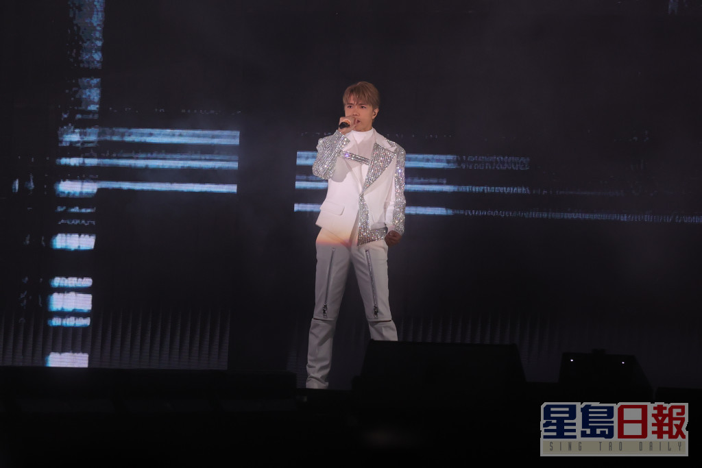 张敬轩歌迷会为入场的fans提供应援胶手带及手幅，更特设其后十场不会唱的歌迷限定歌曲。
