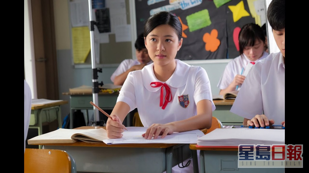 但网民一致认同，江嘉敏的最强学生Look，是她在2015年参演港台剧集《没有墙的世界5》的造型。  ​