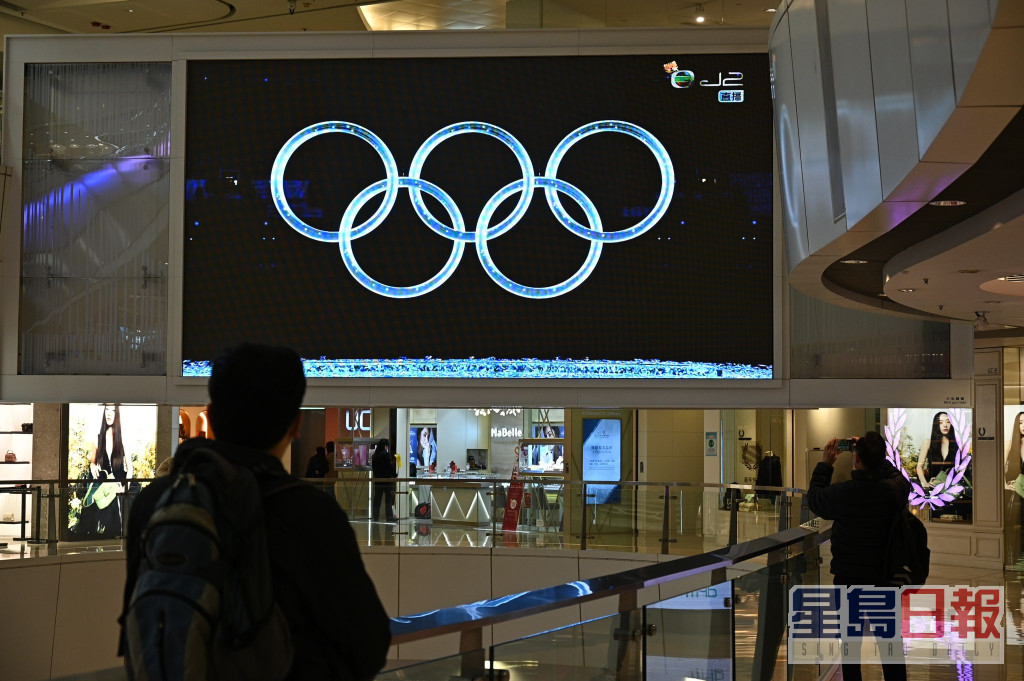 市民在商场观看北京冬奥开幕式。