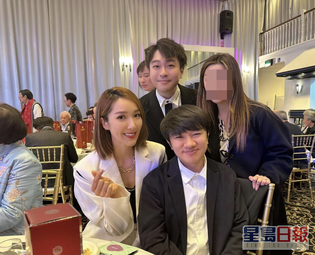 （前右起）王祖蓝与太太李亚男Nice爆与宾客合照。