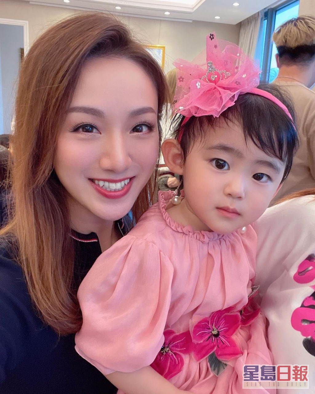 刘诗昆近日为囡囡大搞两岁生日会，前有线主持人玛姬分享靓相。