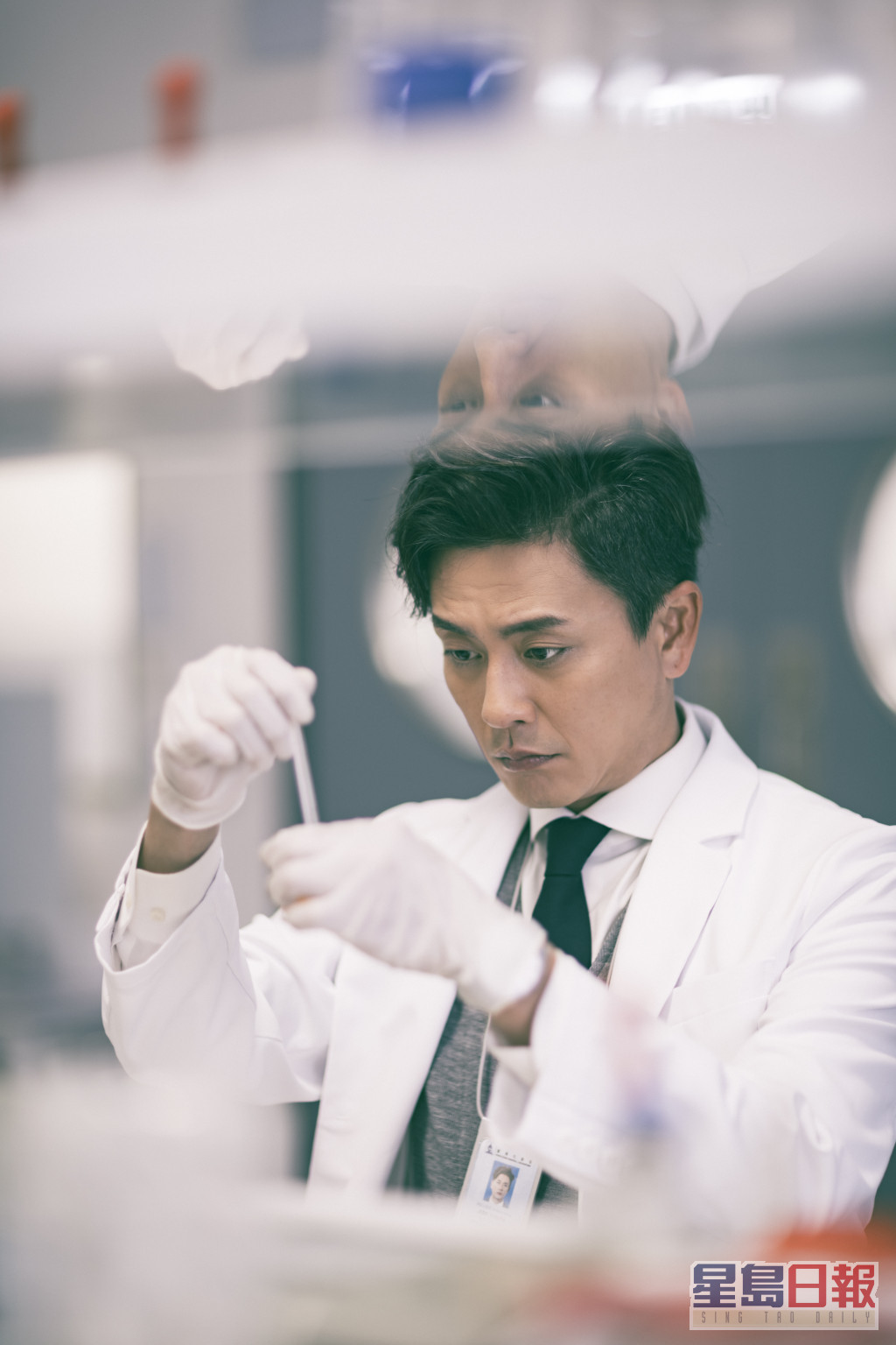 黃宗澤在《法證V》飾演法證高級化驗師「余星柏」。