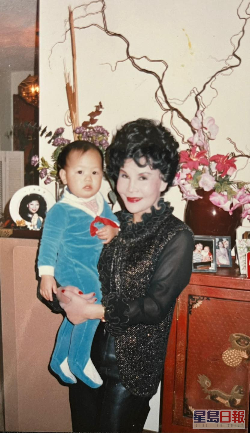 黃夏蕙分享30年前抱住孫仔的照片。