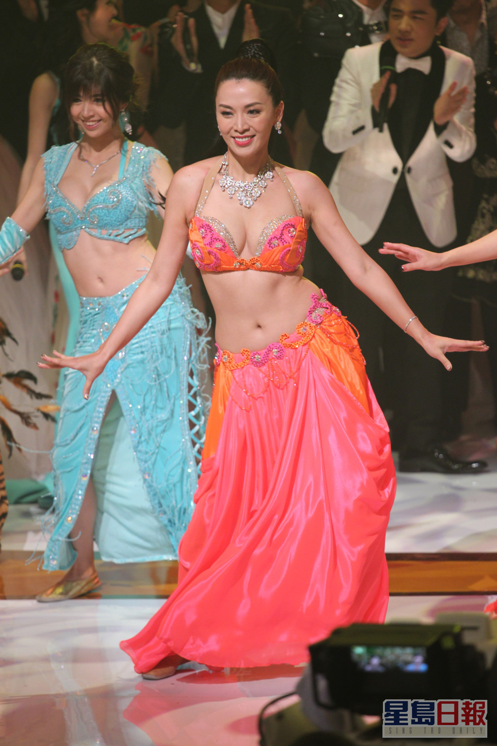 陈炜于2016年的台庆上表演肚皮舞。
