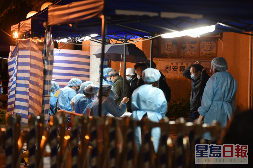 利盛樓居民陸續冒雨落樓檢測。