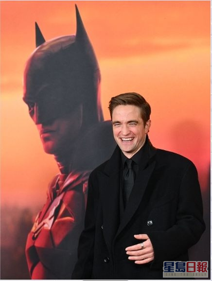 新一代「蝙蝠侠」罗拔柏迪臣难得展示开心笑容。