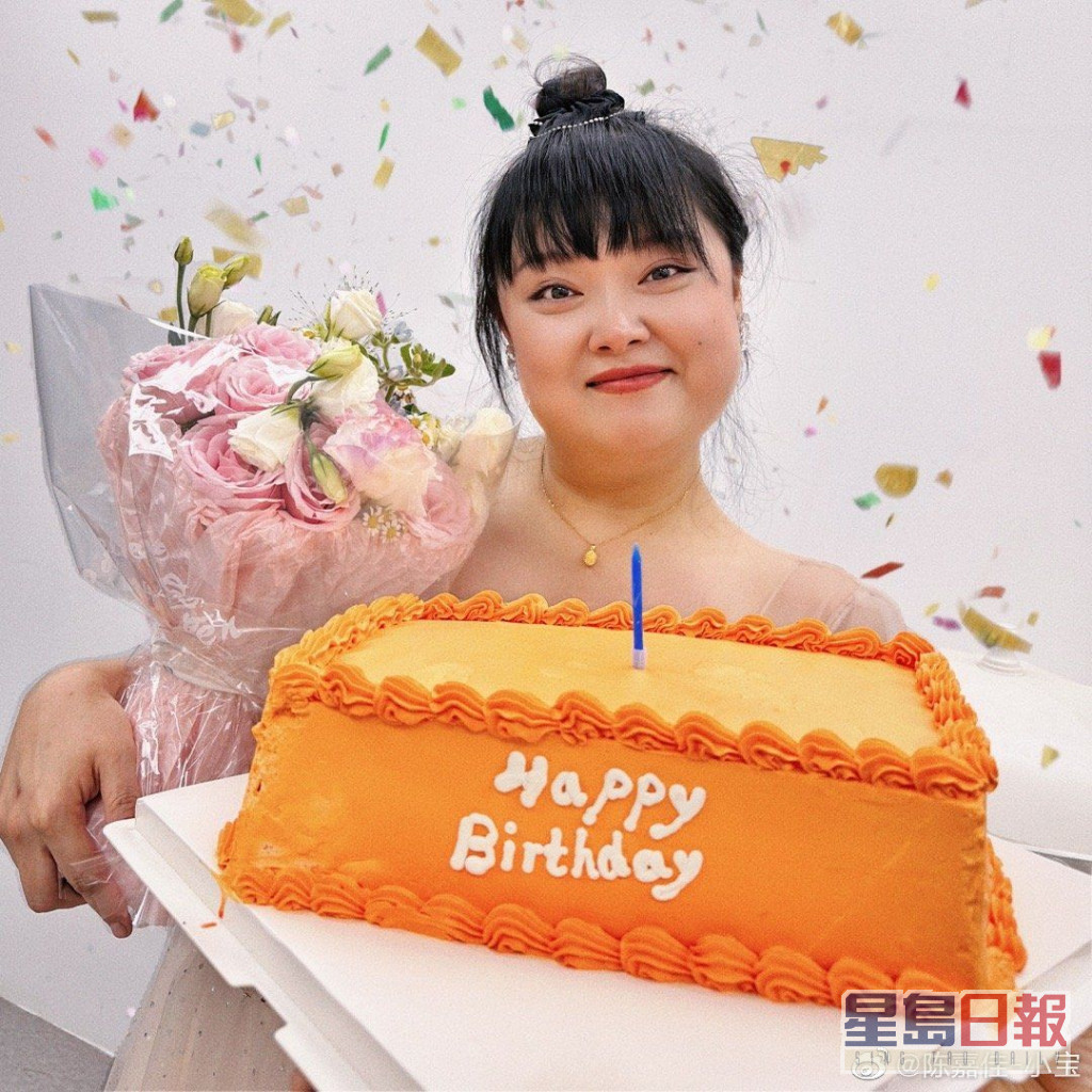 上月29日系细细粒38岁牛一，她手持花束及蛋糕，精神奕奕影相辟谣。