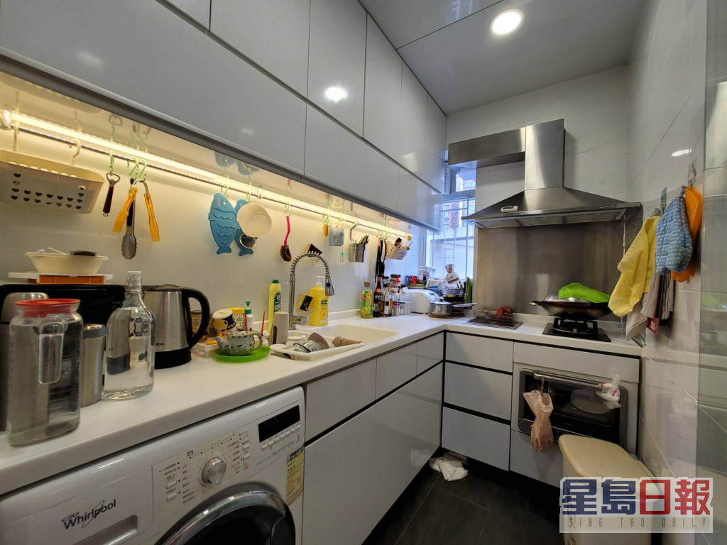 厨房空间宽敞，可容纳多人同时在内备餐。