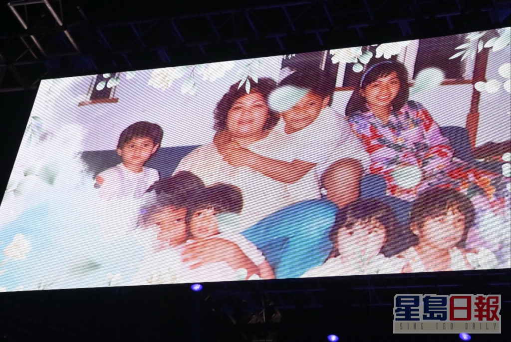 之後唱《Ma Ma I Love You》，銀幕上亦播出肥媽與家人的生活。
