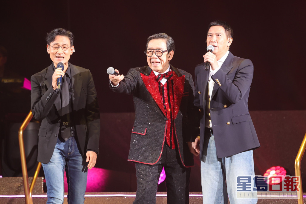 张学友、张家辉为契爷《修哥90迎金秋 无限枫骚 》演唱会演出。