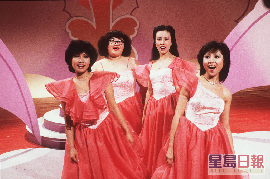 张德兰（右）当年与「肥姐」沈殿霞、汪明荃及王爱明在《欢乐今宵》组成「四朵金花」，成为香港女团始祖。