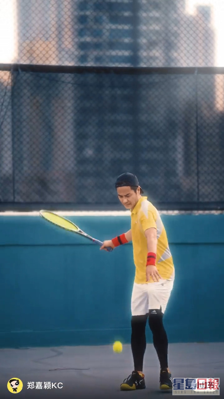 郑嘉颖前日贴新片，也是与网球有关。