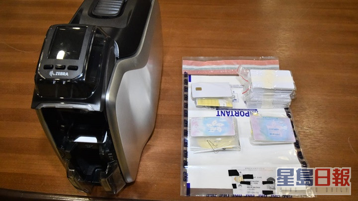 警方在行動中檢獲偽造身分證的機器