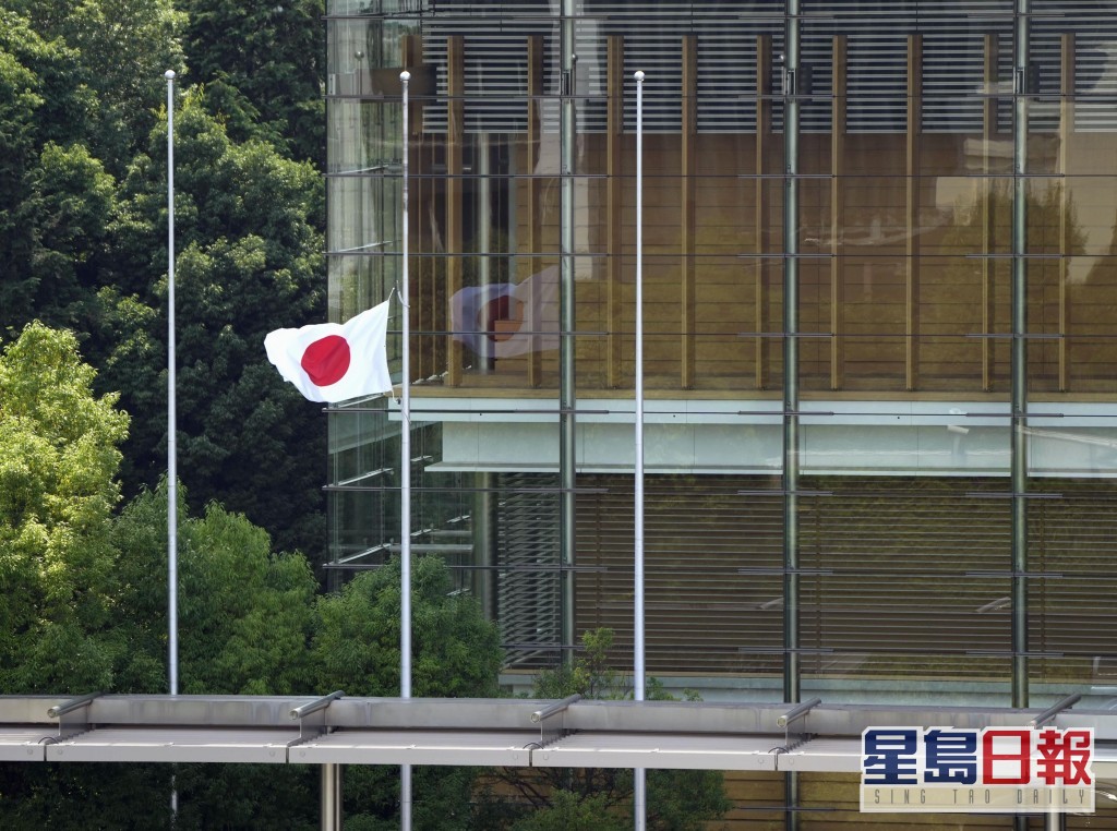 日本政府下半旗为安倍晋三致哀。AP图片
