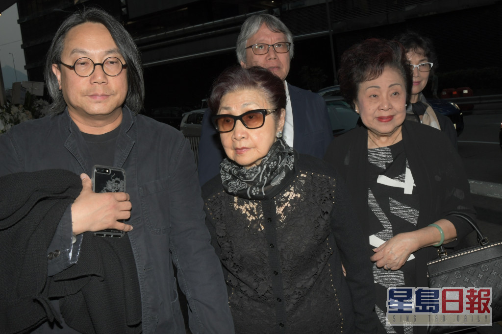 白雪仙2018年到香港殡仪馆向粤剧名伶兼好友吴君丽致祭。