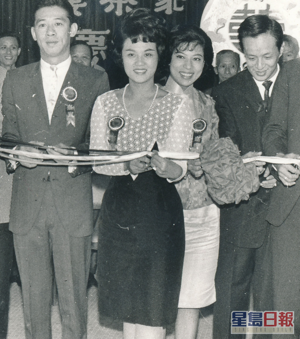 胡枫（左）、罗兰（右二）早在60年代已经一同出席活动。
