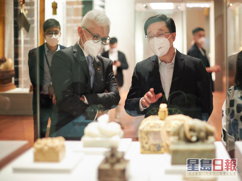 李家超(右)指「香港故宫」利用当代及全球视野讲述中国文化历史故事。李家超FB图片