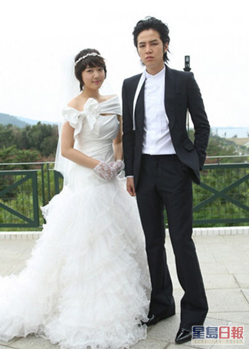 朴信惠与张根硕演出大热剧集《原来是美男》，有短发婚纱look。