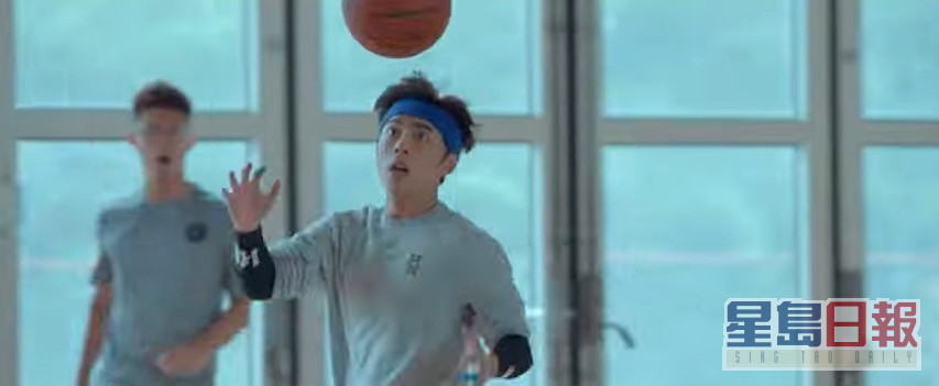 吕爵安(Edan)打篮球。