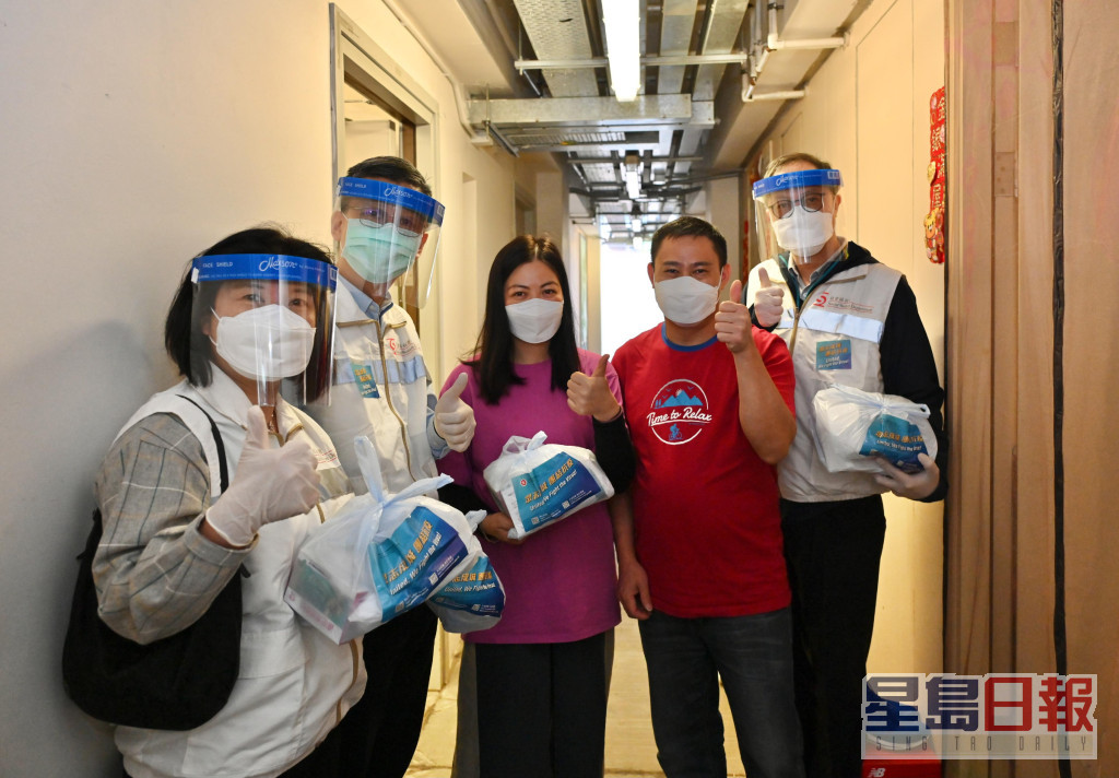 梁松泰带领团队派发「防疫服务包」。