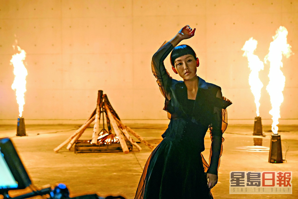 早前GiGi为了新歌《焰》拍MV。