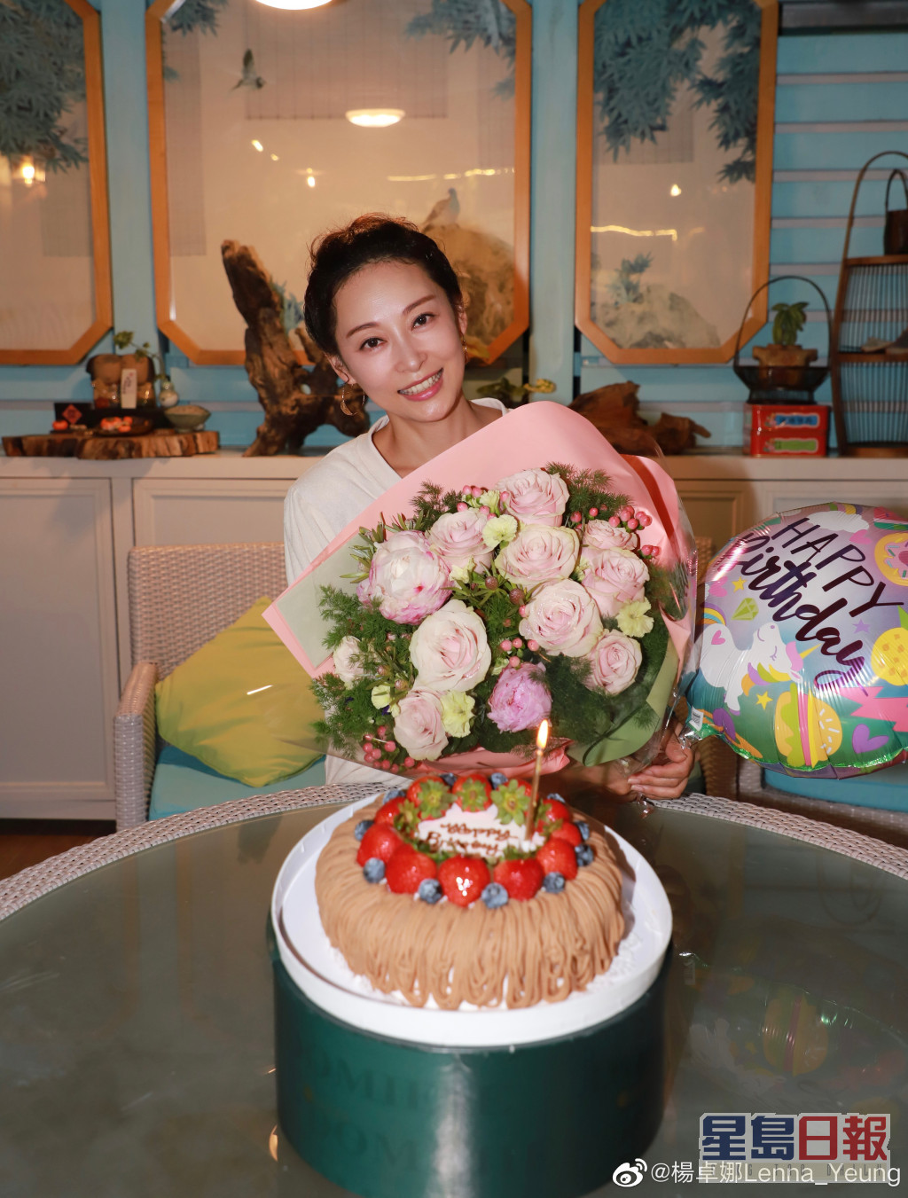 杨卓娜昨日与《爱．回家》一班演员庆祝生日。