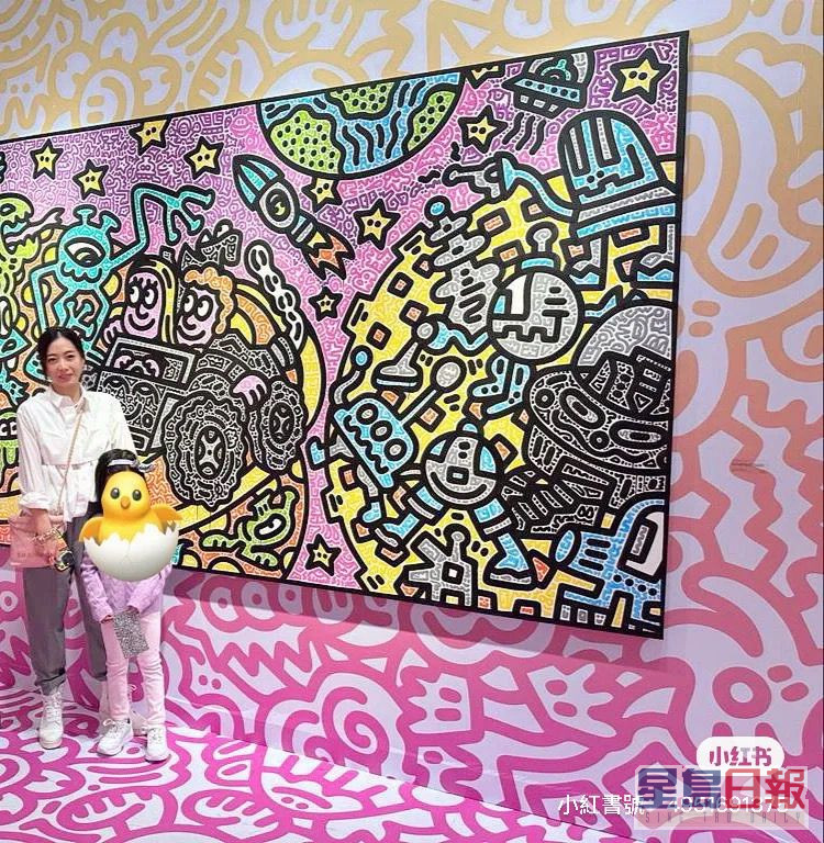 甘比近日帶5歲孻女劉秀兒Josie去欣賞藝術品。