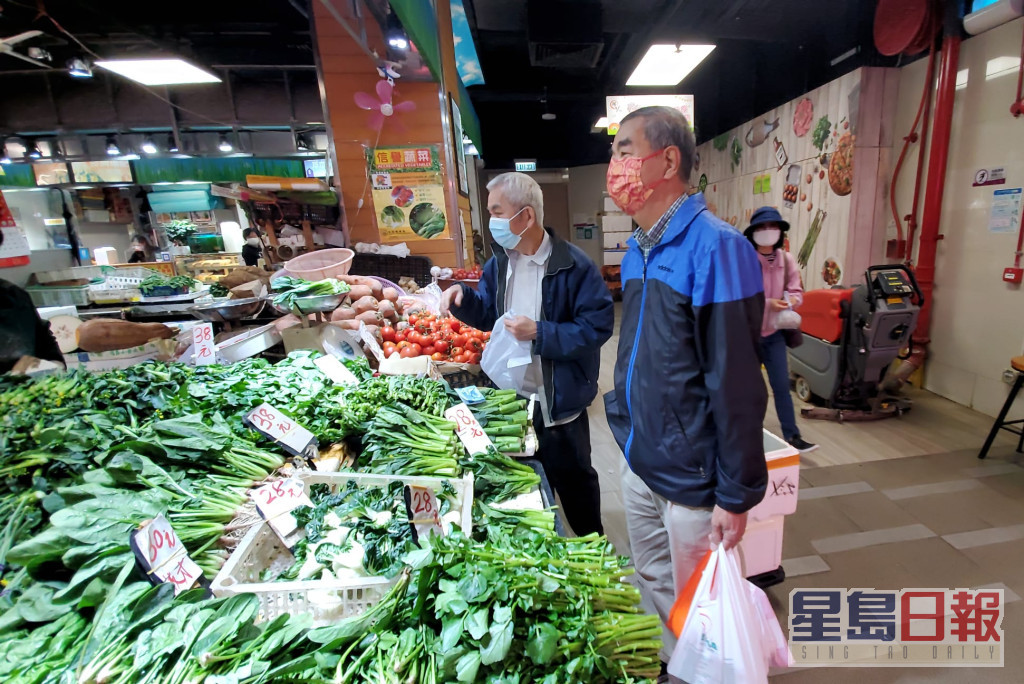 大窝口街坊张先生表示，因菜价昂贵买少了蔬菜的份量。
