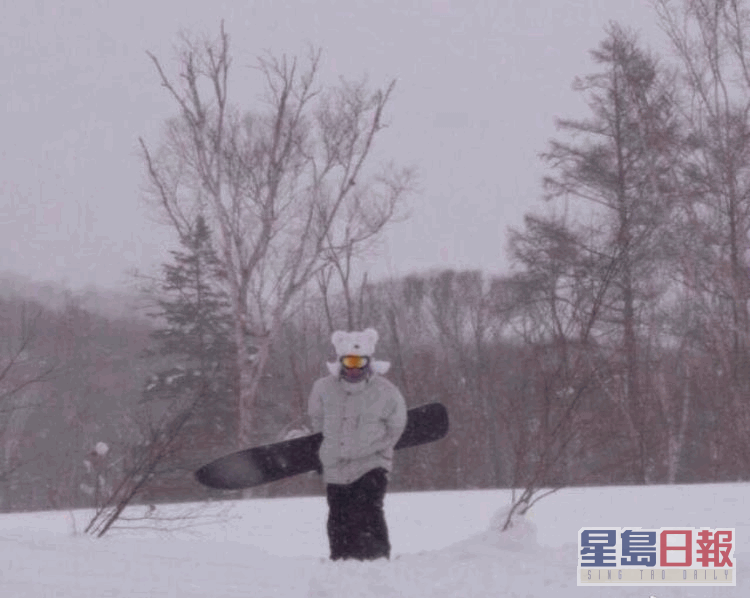2014年梁朝伟被网民拍到戴着白熊头套滑雪。