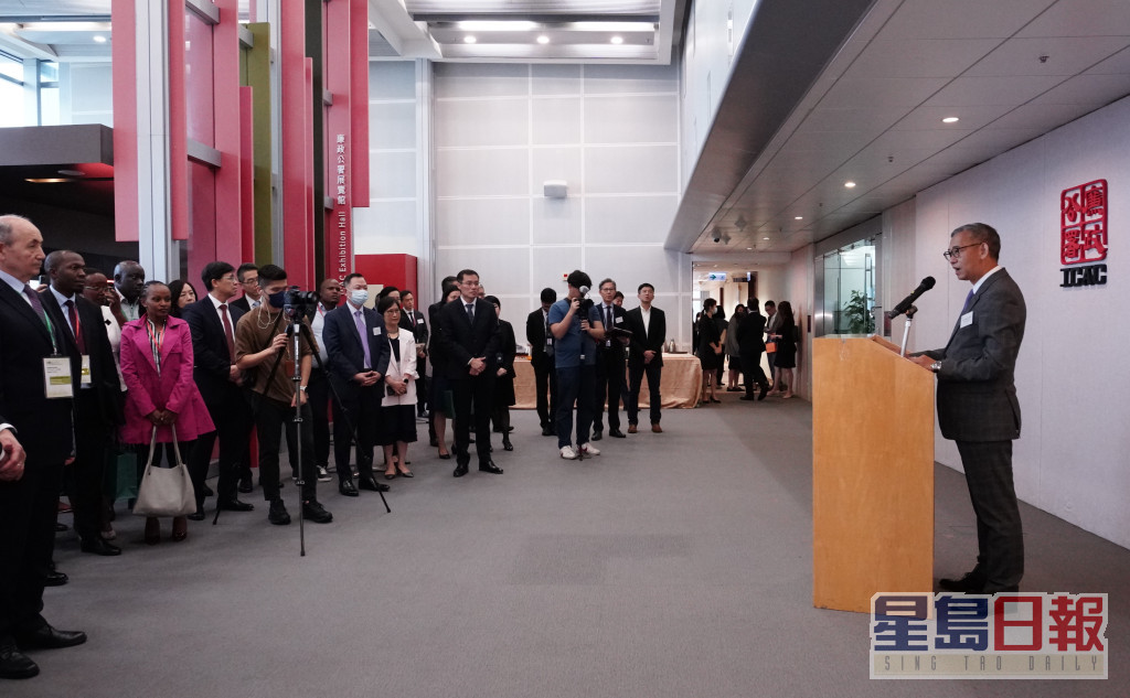 胡英明迎接多名抵港的海外反貪機構代表。
