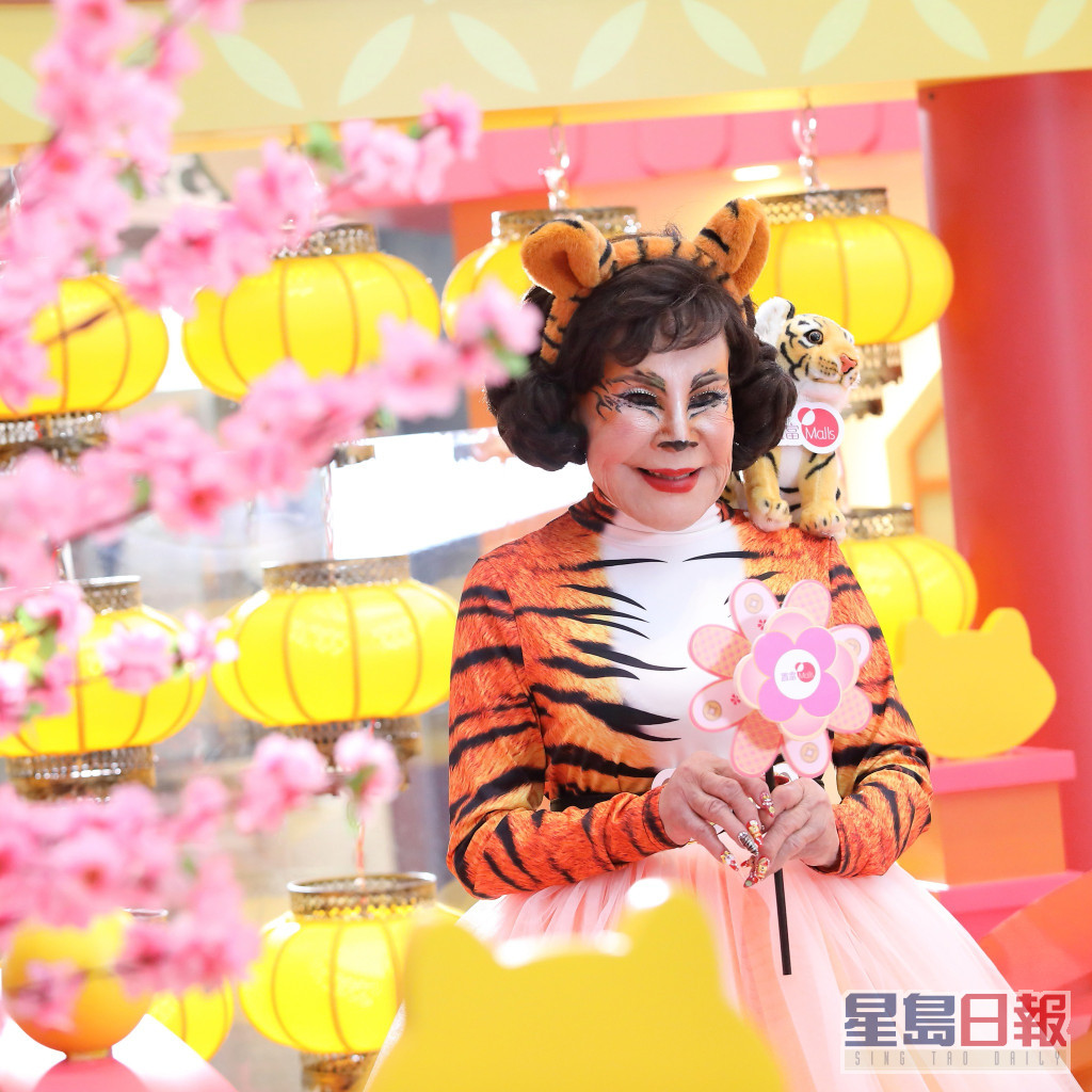 黄夏蕙每年上头炷香的造型，都获网民热捧。
