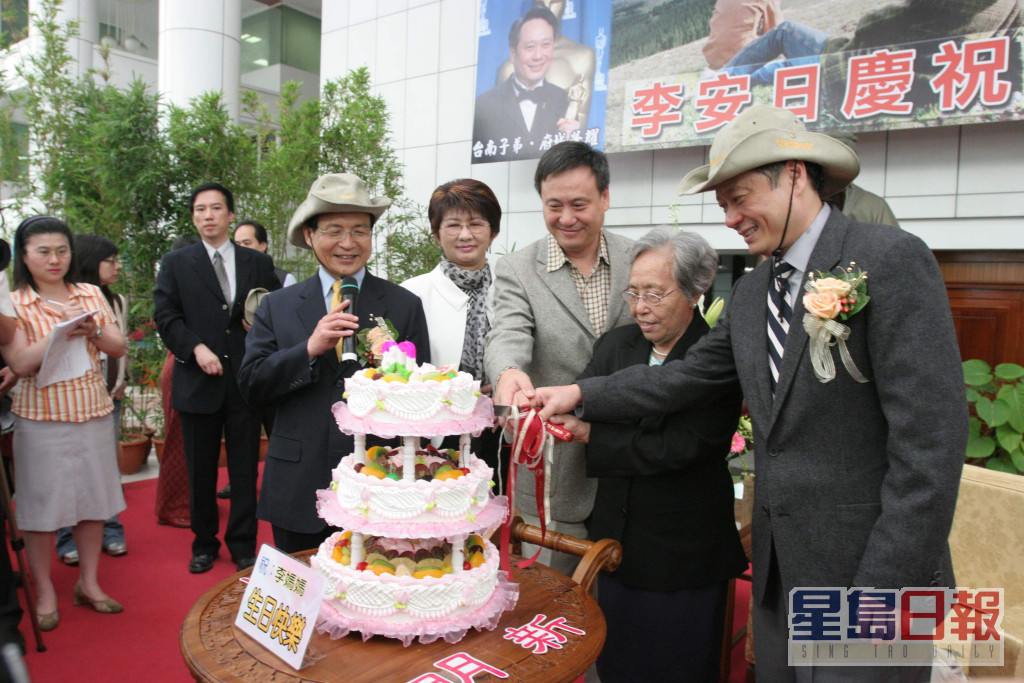 李安母親李楊思莊（右二）八十大壽時，李安（右一）捧住奧斯卡的獎座返台南家鄉。（資料圖片）