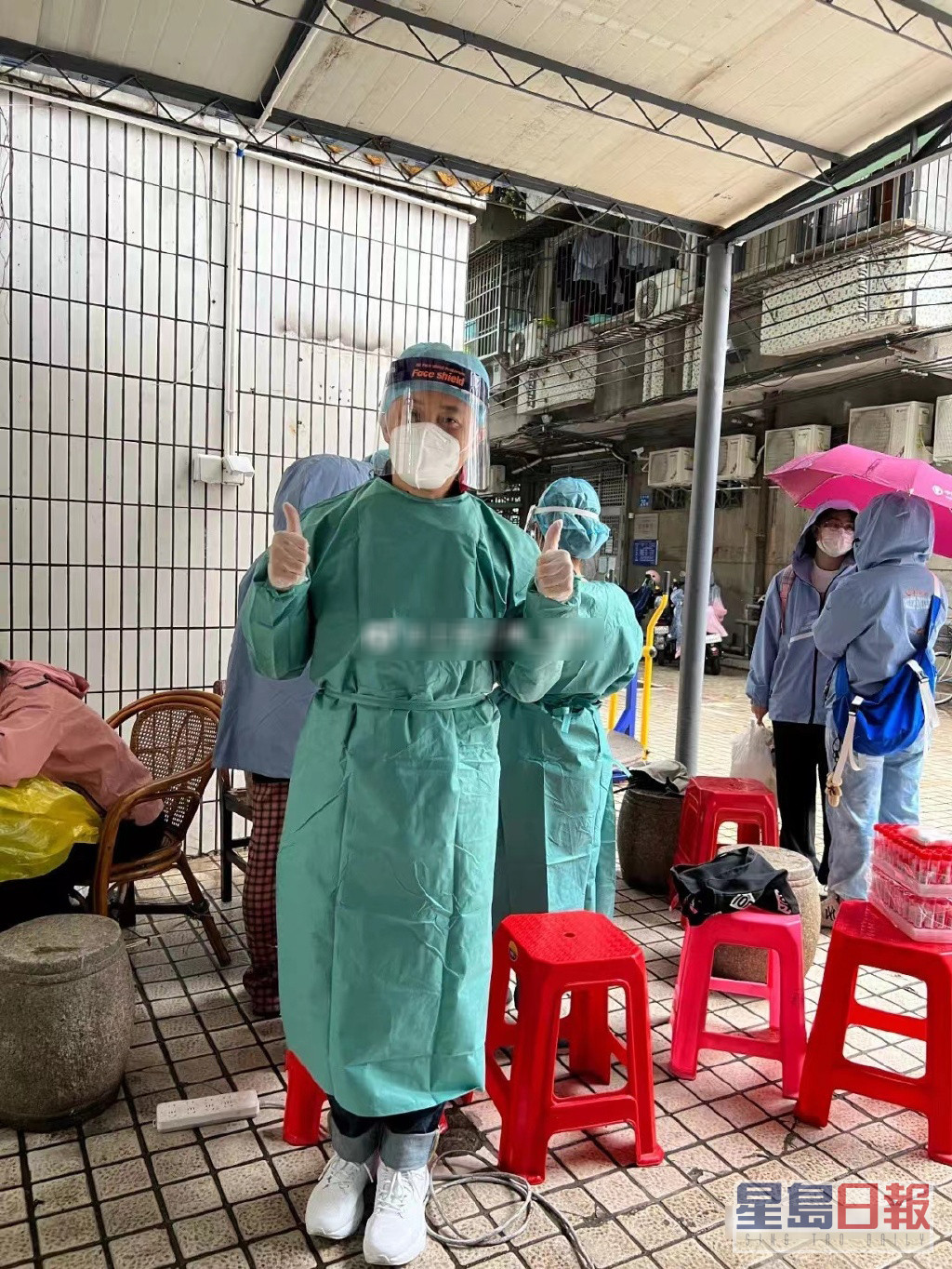 日前曹永廉冒风雨在广州某核酸检测站做前线防疫义工。