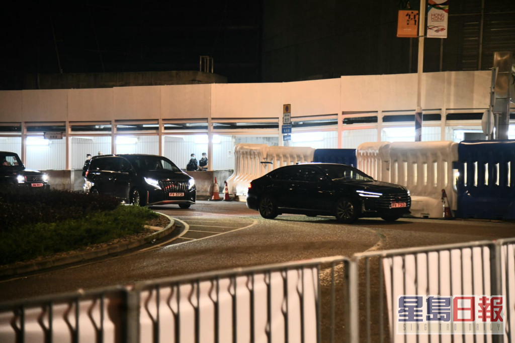林郑月娥的座驾深夜抵达西九龙站外。