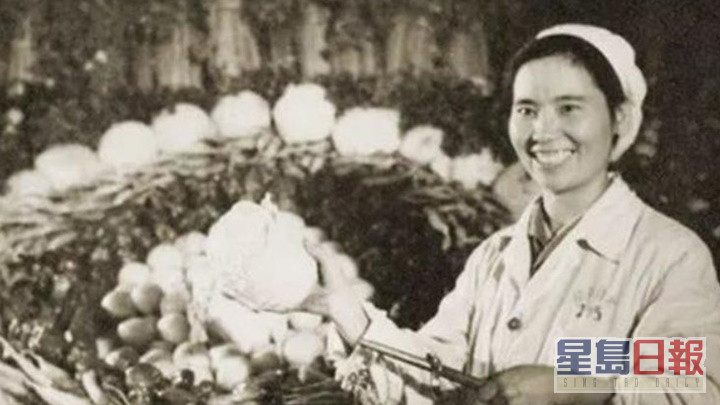 李素文於文革期間在國營商店賣菜成為紅人，繼而加入政壇。網上圖片