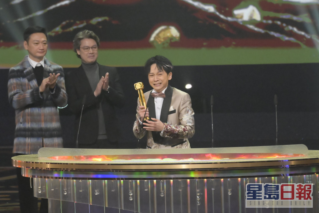 在《万千星辉颁奖典礼》曾与好拍档梁荣忠，颁「最佳男配角」予邓智坚。