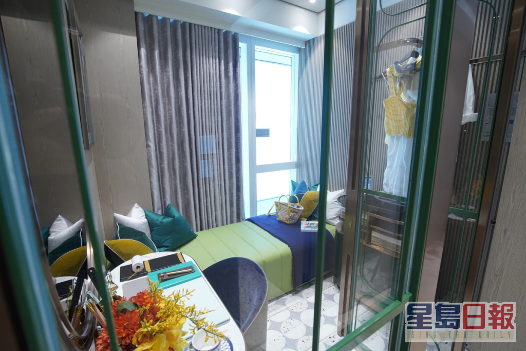 另一間房間採玻璃門設計，有助擴闊單位整體空間感及採光度。（2座28樓B室）