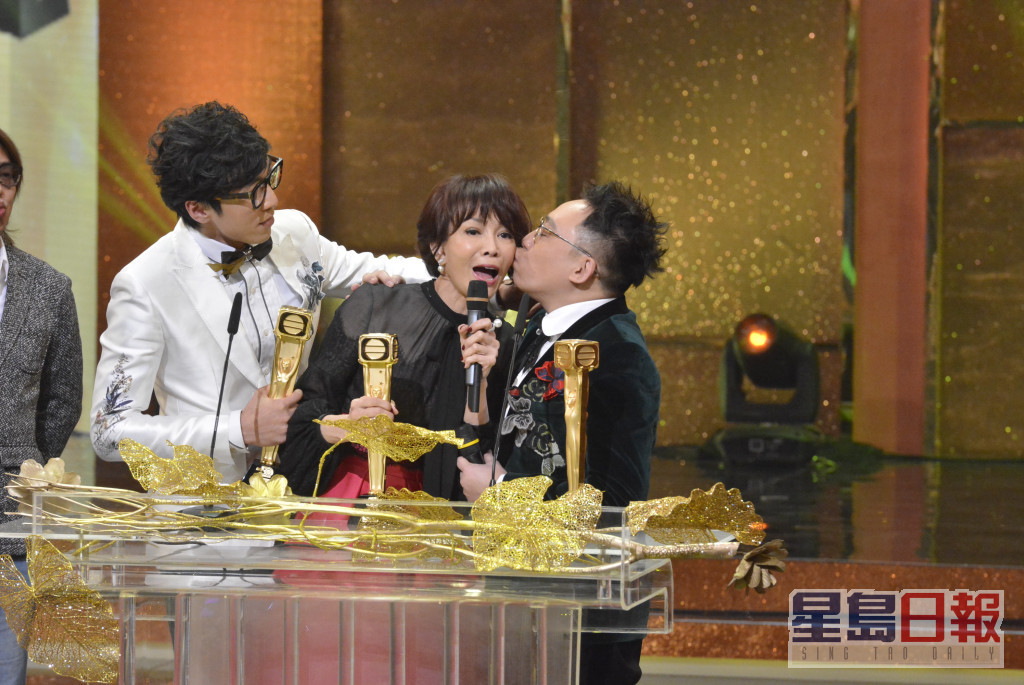 郑裕玲在2010年代中期开始主持多个综艺节目，大爱欢迎，更数度与农夫一同拎奖。