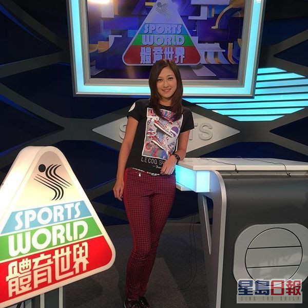 加入TVB后，一直主持《体育世界》。