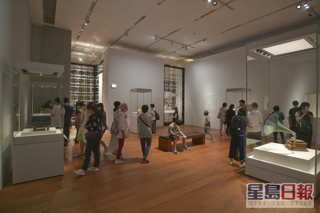 市民参观博物馆展品。
