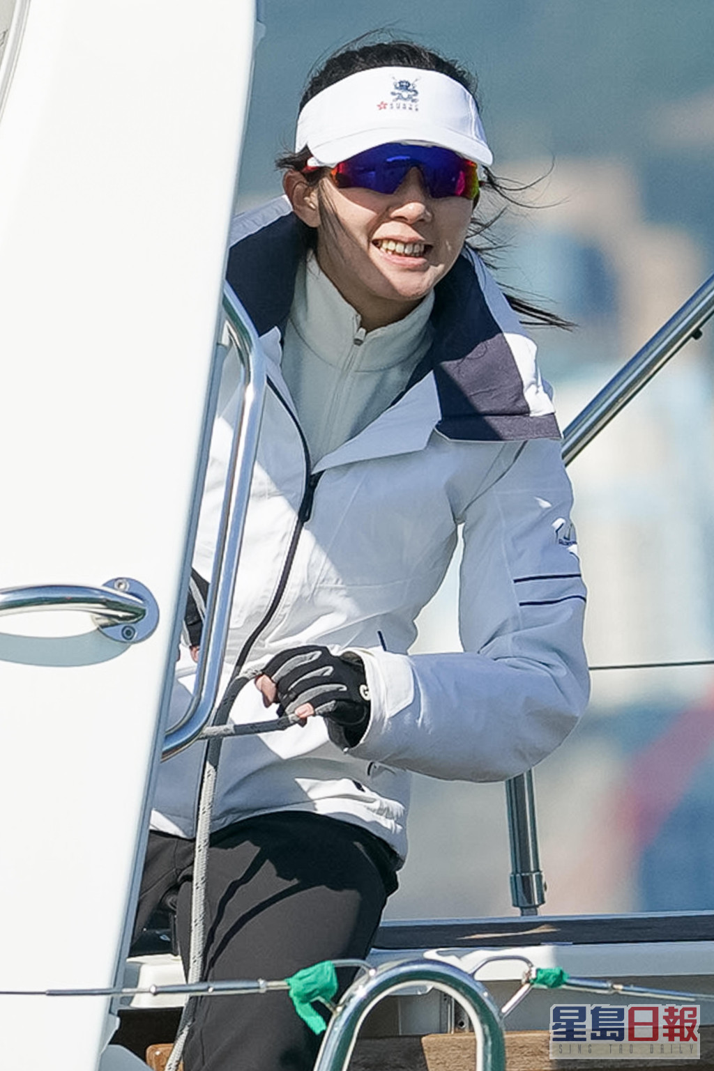 2015年香港小姐冠軍麥明詩為「Wavelength 號」的主帆調較員。香港遊艇會圖片