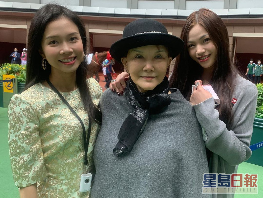李龍基老婆Chris Wong （左）在IG貼出與白姐姐到馬場的照片，見到78歲的白姐姐好精神，氣色紅潤。